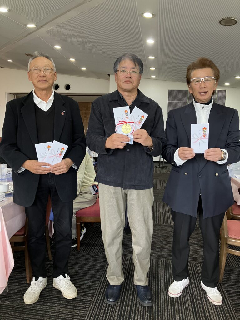 左から準優勝の鈴木義彦さん、優勝の丹羽寛さん、三位の駒木信幸さん